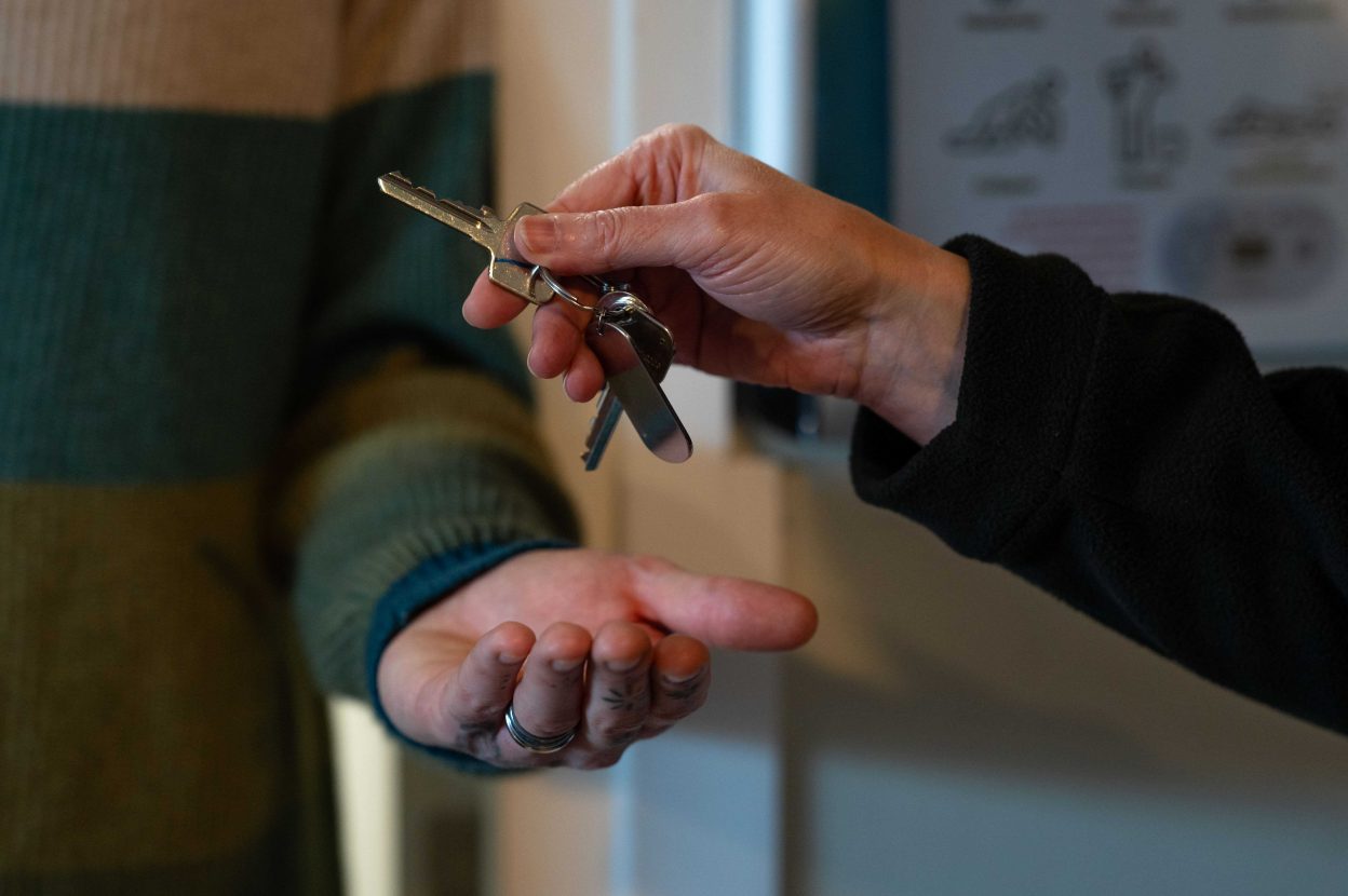 stock-handing-over-keys.jpg